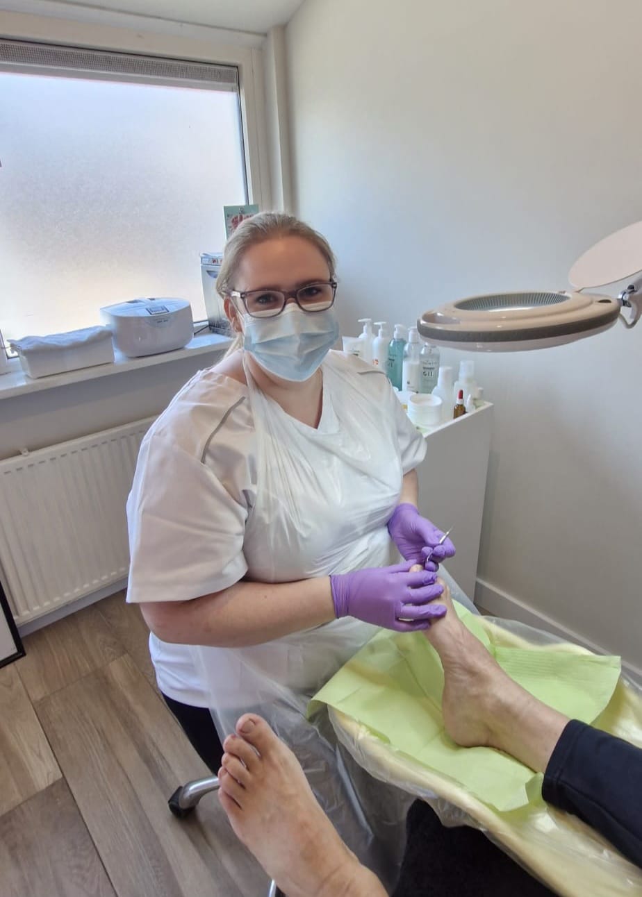 Jessie aan het werk als medisch pedicure